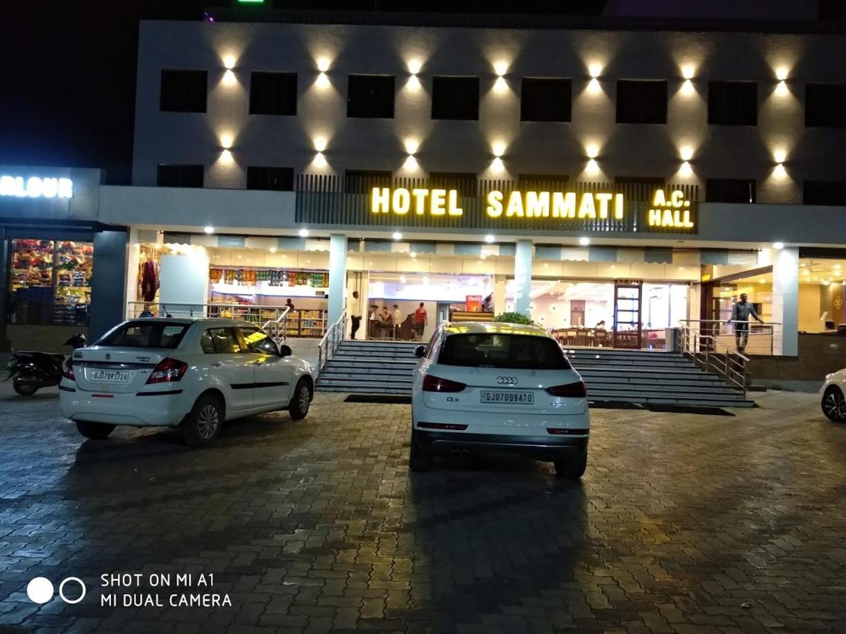 Hotel Sammati Kheda Ngoại thất bức ảnh